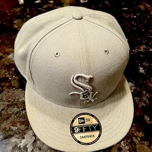 Chicago White Sox SnapBack Hat- Gray (Gently Used) Good condition